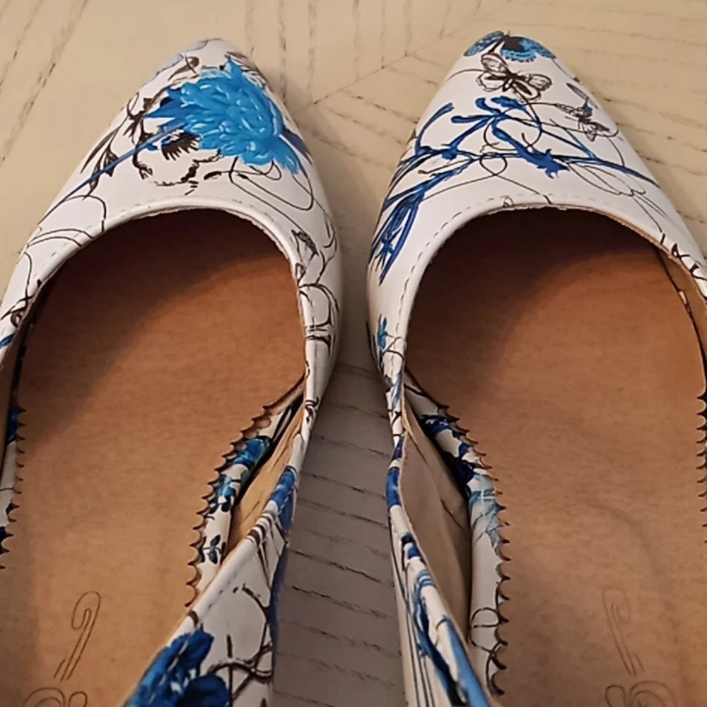 Lady's High Heels. Pointed Toe. Flower and Butterflies Pattern. Very Clean. - Picture 13 of 16